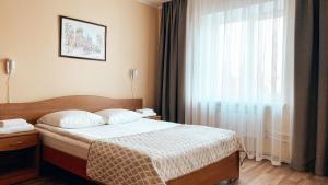 科纳科沃Konakovo Hotel的酒店客房设有床和窗户。
