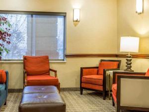 East MolineComfort Inn & Suites East Moline near I-80的一间设有两把椅子和窗户的等候室