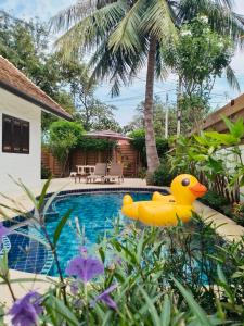 BTC Boutique Resort Private Pool Villas Hua Hin บ้านทะเลจีน บูติค รีสอร์ท หัวหิน内部或周边的泳池