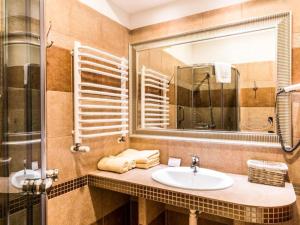弗罗茨瓦夫Hotel Stara Garbarnia的一间带水槽和镜子的浴室
