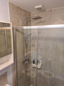 诺丁汉Bramblhen的浴室里设有玻璃门淋浴