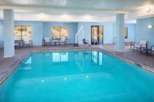 洛斯阿拉莫斯洛斯阿拉莫斯埃特拉达公园智选假日酒店的一座配有桌椅的酒店游泳池