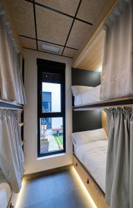 钱塔达Dpaso hostel的客房设有两张双层床和一扇窗户。