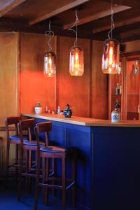 巴特维塞Hotel Askania 1927的酒吧配有椅子和蓝光台