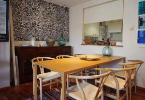赫罗纳Sleep y Stay Duplex Barri Vell的一间带木桌和椅子的用餐室