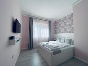 毛科Thermal Family的一间卧室设有一张大床和一个窗户。
