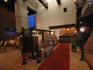盛冈凯塔酒店的餐厅铺有红地毯,配有桌椅