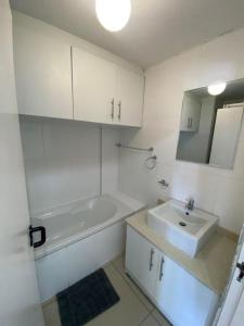 乌姆德洛蒂Cozumel 311的白色的浴室设有水槽和浴缸。