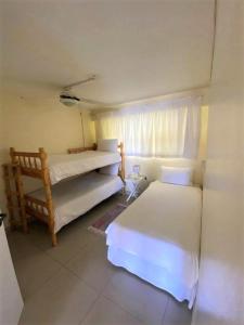 乌姆德洛蒂Cozumel 311的一间卧室设有两张床和窗户。