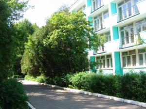 特维尔Sanatoriy Bobachevskaya Roshcha的大楼前空的街道