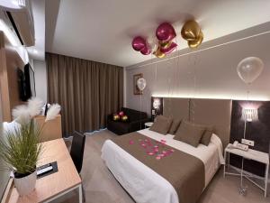 贝尼多姆黄金酒店的酒店客房的天花板上设有床和气球