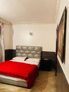卡萨布兰卡SINGAPOUR MAROC的一间卧室配有一张带红色毯子的大床