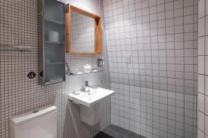  赫布里底酒店的一间浴室