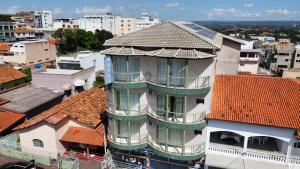 三玛丽亚镇Hotel Estrela Mares的城市顶部带阳台的建筑