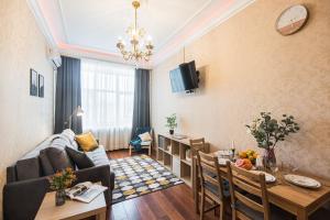 莫斯科GMApartments Red Square的带沙发的客厅和用餐室