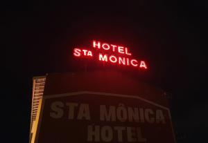 马里利亚Hotel Sta Mônica Marília的 ⁇ 虹灯标志在一家酒店上面