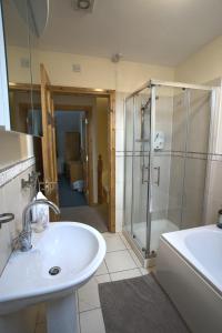 Village Lodge - Carlingford的一间浴室