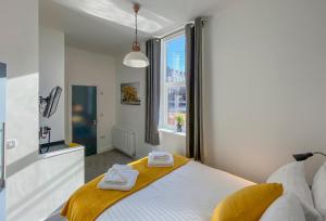 普里茅斯Victoria by Pureserviced的一间卧室配有一张大床和毛巾