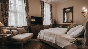 艾斯特根Room42 - Suites & Apartments的一间卧室配有一张床、一张沙发和一台电视
