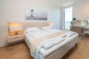 Stabbestad克拉格罗度假酒店的一间卧室配有一张床、一张书桌和一个窗户。