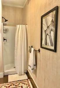 尤福拉THE FARMHOUSE private apartments的浴室配有淋浴帘和镜子