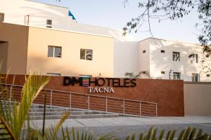 塔克纳DM Hoteles Tacna的带有读取一家酒店塔尼亚标志的建筑