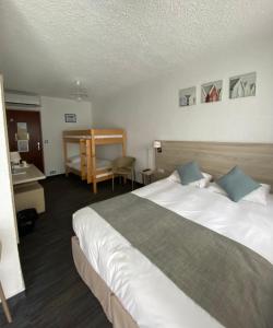 海滨公寓酒店客房内的一张或多张床位