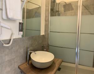 博洛尼亚GALLERIA DEL TORO 3 rooms的一间带一个碗水槽和淋浴的浴室