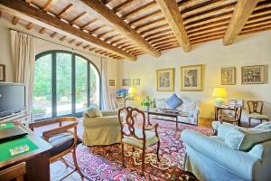 蒙塔尼亚纳瓦尔迪佩萨San Carlo by PosarelliVillas的客厅配有家具和大窗户。