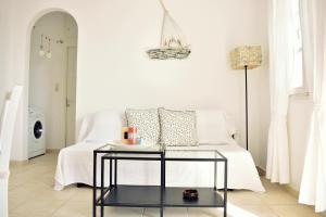 帕罗斯岛Parodise Apartment的客厅配有床和桌子
