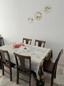 波德申AF Family Guesthouse的餐桌、椅子和白色墙壁