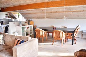 克利特默勒Viking Surf Cottage的客厅配有桌椅