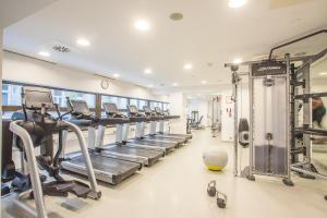 布达佩斯布达佩斯洲际酒店的健身房,配有一排跑步机和机器
