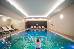 布达佩斯布达佩斯洲际酒店的一间酒店房间的游泳池里的女人