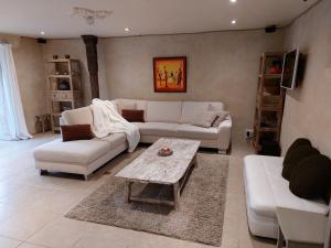 布尔格-罗伊兰德Refuge des Sottais的客厅配有白色沙发和咖啡桌