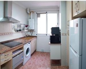瓦伦西亚JL Ciudad de las Artes的厨房配有冰箱和洗衣机。