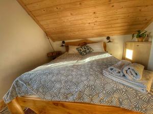 亚沃尔基Dziejba Leśna Apartamenty &Spa的一间卧室设有一张木天花板床。