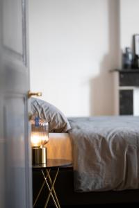 RekemBrasserie Sint Pieter的床头桌子上的一盏灯