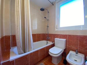 阿尔么丽亚Casa Margarita的浴室配有卫生间、浴缸和水槽。