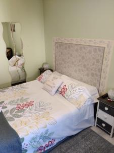 San Cristóbal de Segovia圣克里斯托瓦尔希古恩纳斯度假屋的卧室配有带白色棉被的床