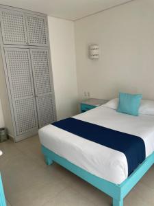 圣克鲁斯华特库Luna Creciente的一间位于客房内的卧室,配有蓝色和白色的床