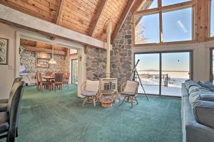 WilliamsburgDreamy Lake Skegemog Retreat Boat, Ski and Sip!的客厅设有壁炉、桌子和椅子