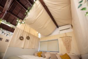 大阪KOU Namba-Kuromon - Vacation STAY 9237的帐篷内带床的房间,设有窗户