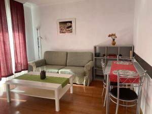圣乌尔苏拉Sofia的客厅配有沙发和桌子
