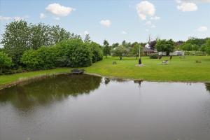 岑讷Marskferie Tønder的公园池塘的景色