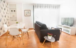 艾利亚德亚罗萨Apartamento A Laxe的客厅配有沙发和桌子