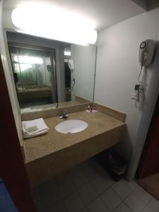 彼得斯堡Travelodge by Wyndham Petersburg的一间带水槽和镜子的浴室