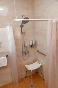 舒加塔格盐矿镇Casa OLD BRICK的浴室设有淋浴帘和凳子。