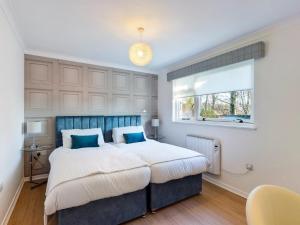 金斯巴恩斯Scotchacre Kingsbarns - Walk to Beach & Golf Club的一间卧室设有一张大床和一个窗户。