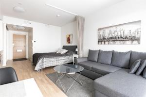 坦佩雷Brand-new City Home 33m2的客厅配有沙发和桌子